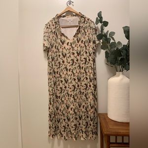 Beautiful NWT Bohme Pleated Floral V Neck Dress